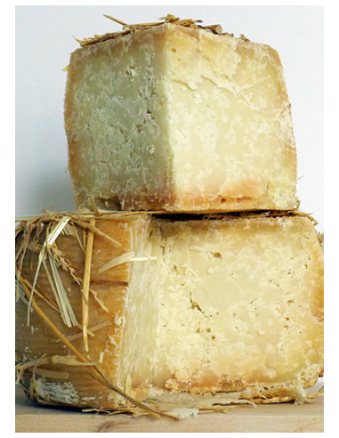 Pecorino Bagnolese flavored with straw and hay - Cheeses - Azienda Agricola di Buccino Pasquale - Fresh and Aged Cheeses