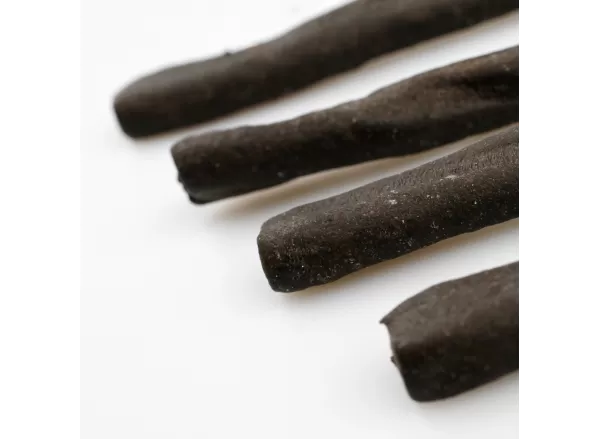 Breadsticks with cuttlefish ink by Pasticceria Giotto Oltre la Dol... 2